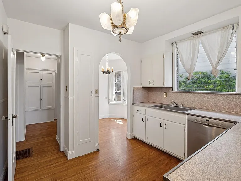 111 Windsor Ave — Photo 14