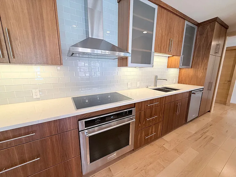 319 Broadway N — Photo 24