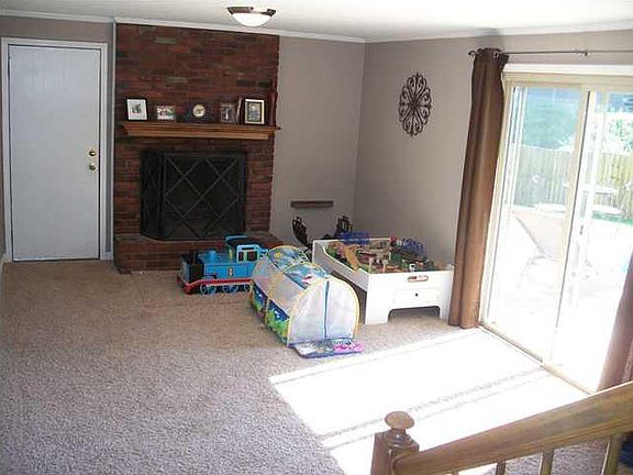 4th image of 3104 Carriage Hill Dr