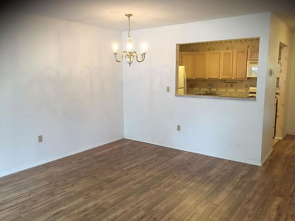 1st image of 82-71 Country Pointe Cir