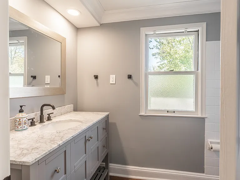 906 Putney St — Photo 28
