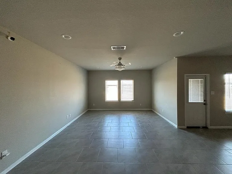 3207 Sumac Dr — Photo 10