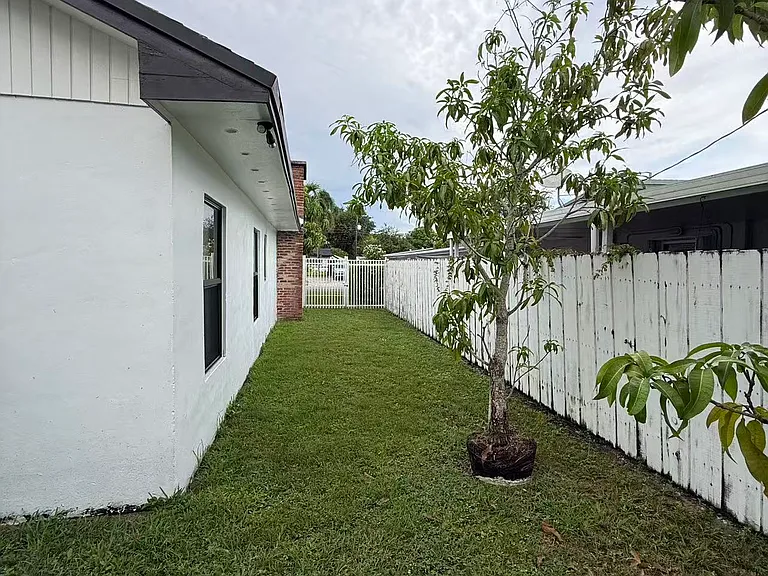 10020 SW 83rd St — Photo 41