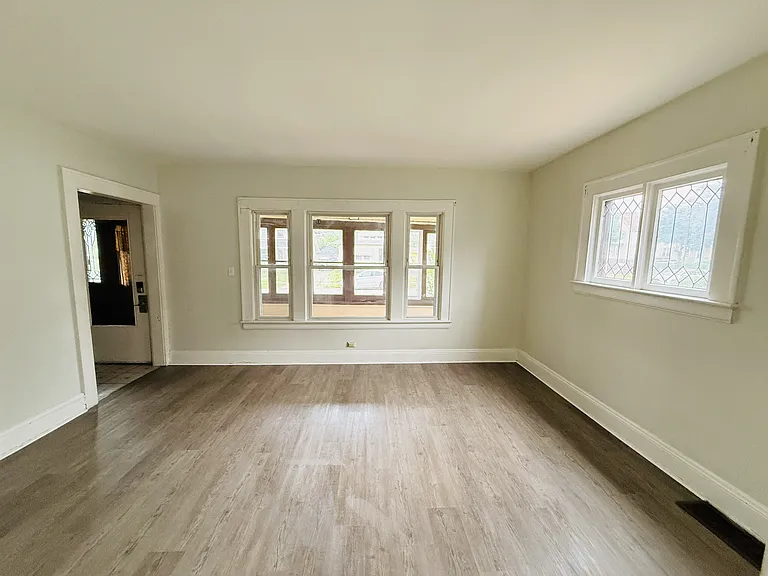 9302 Rosewood Ave — Photo 10