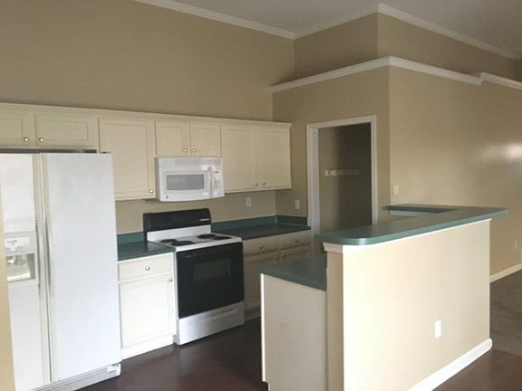 4th image of 582 Ashley Glen Cir