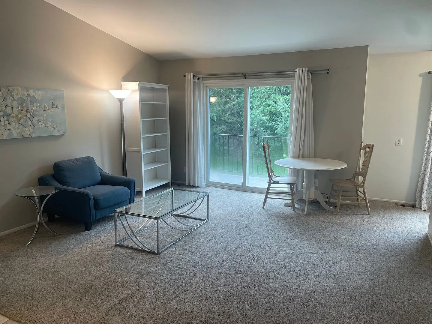 Chapel Hill Condo, 2 bedrooms, 1 bathroom, extra storage, washer/dryer, balcony, updated kitchen — Photo 1