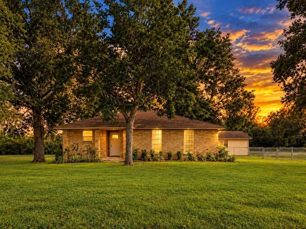 102 Cotton St, Jones Creek, TX 77541