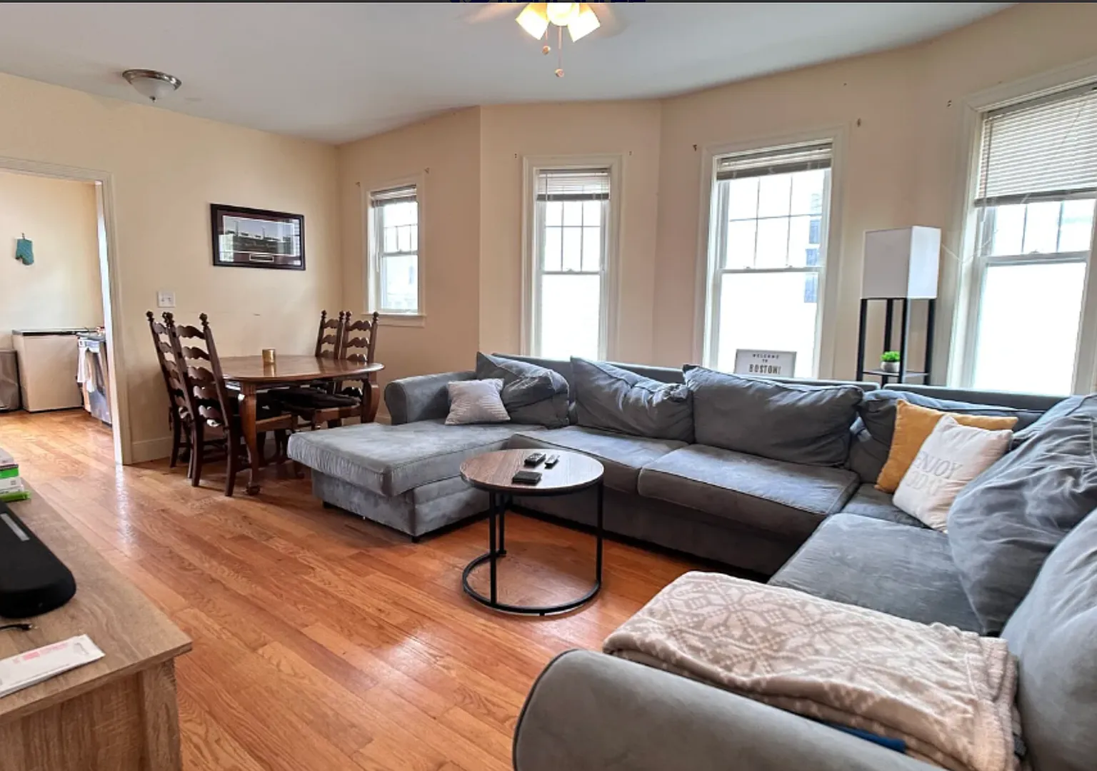 Nice 4.5 bedroom, 2 full bathroom apartment on a beautiful residential street in Brighton, availa... — Photo 2