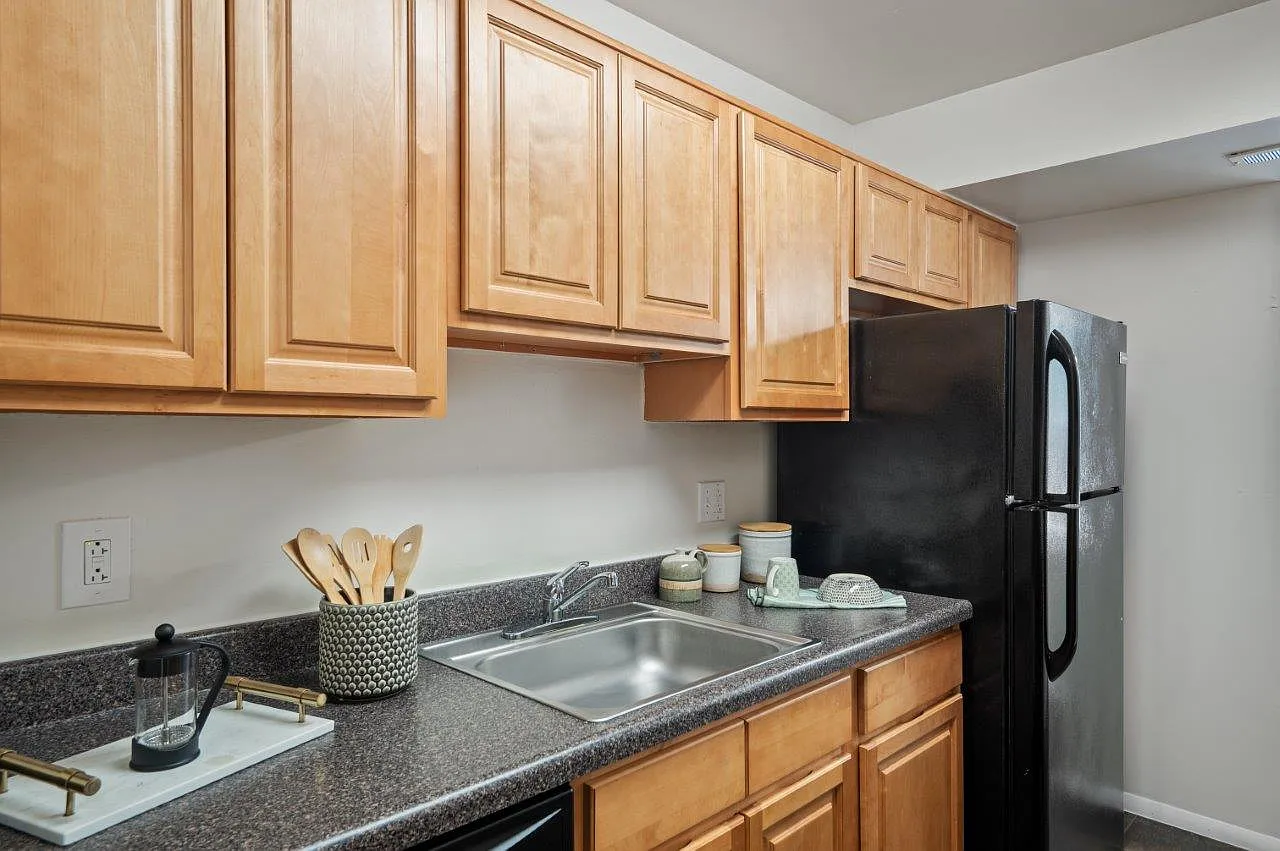 Cedar Gardens and Towers Apartments and Townhomes — Photo 3