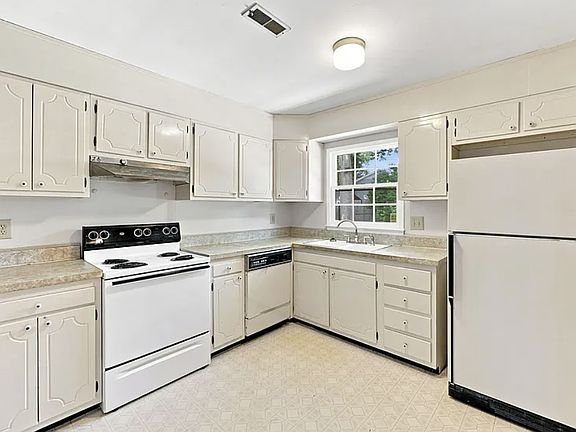 3rd image of 2371 Buckingham Rd