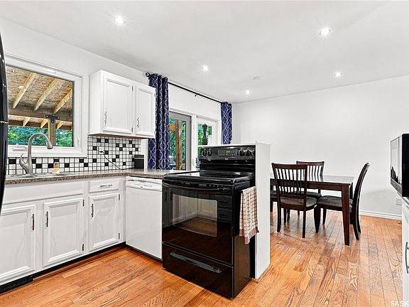 3rd image of 210 Frobisher CRESCENT