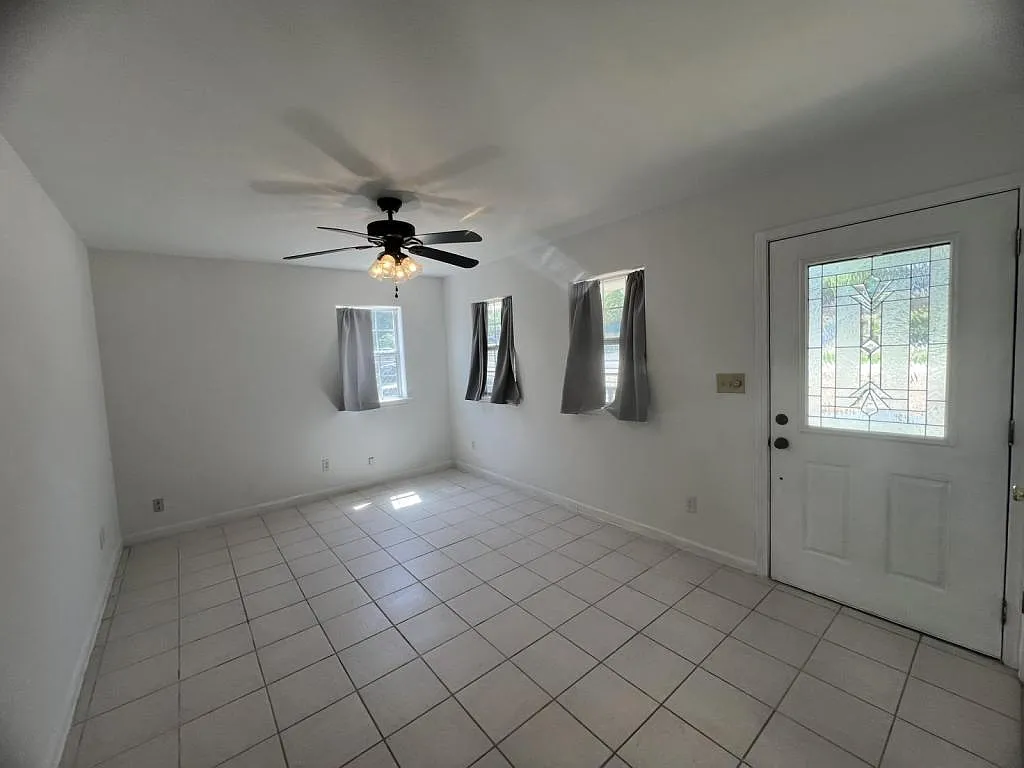 568 Lake Forest — Photo 3