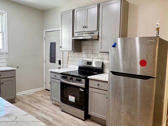 4th image of 834 College Ave