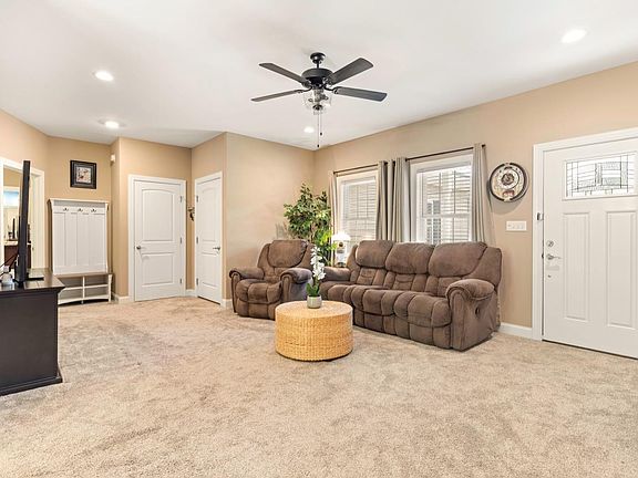 4th image of 300 Westridge Cir