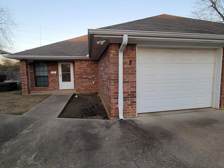640 Canada St — Photo 4