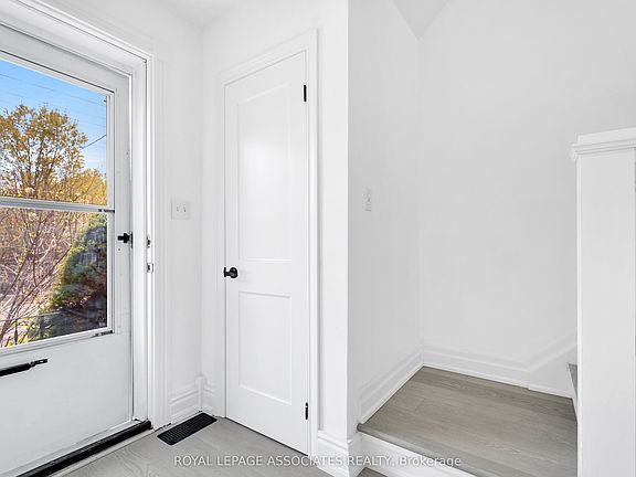5th image of 42 Rossland Rd W