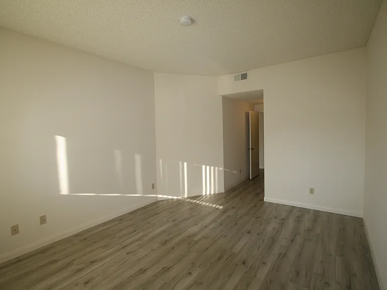 3637 Clarington Ave #112 — Photo 32