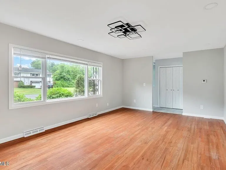 8 Woodland Dr — Photo 6