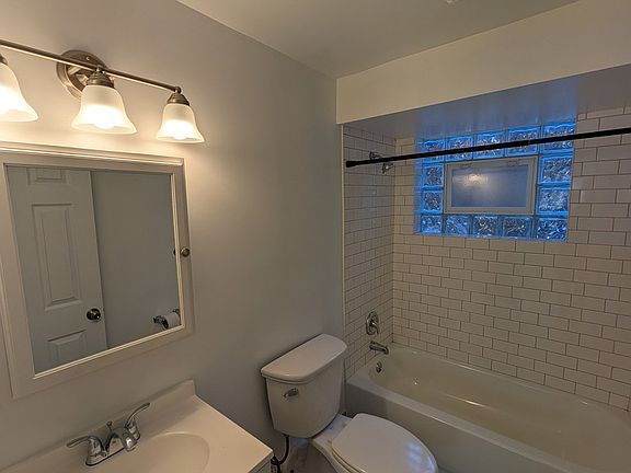 5th image of 4022 N Avers Ave