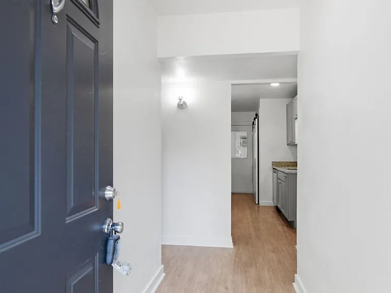 809 James St — Photo 3