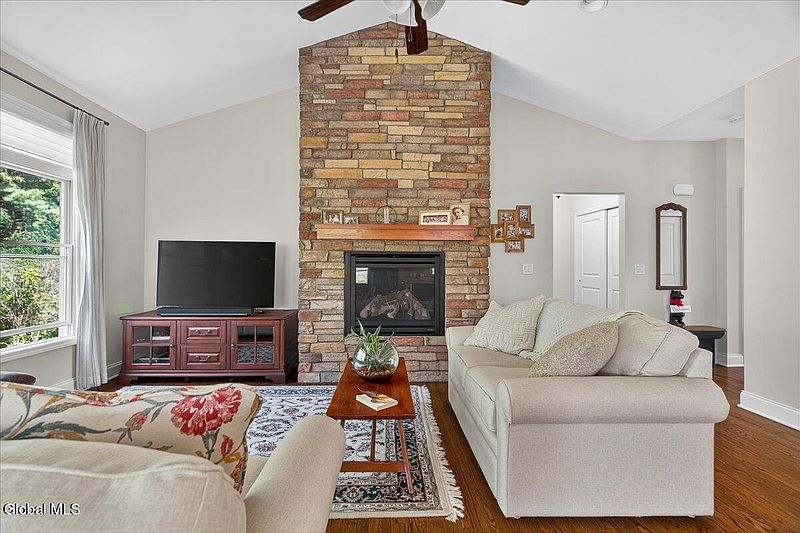 5th image of 12 Widgeon Way