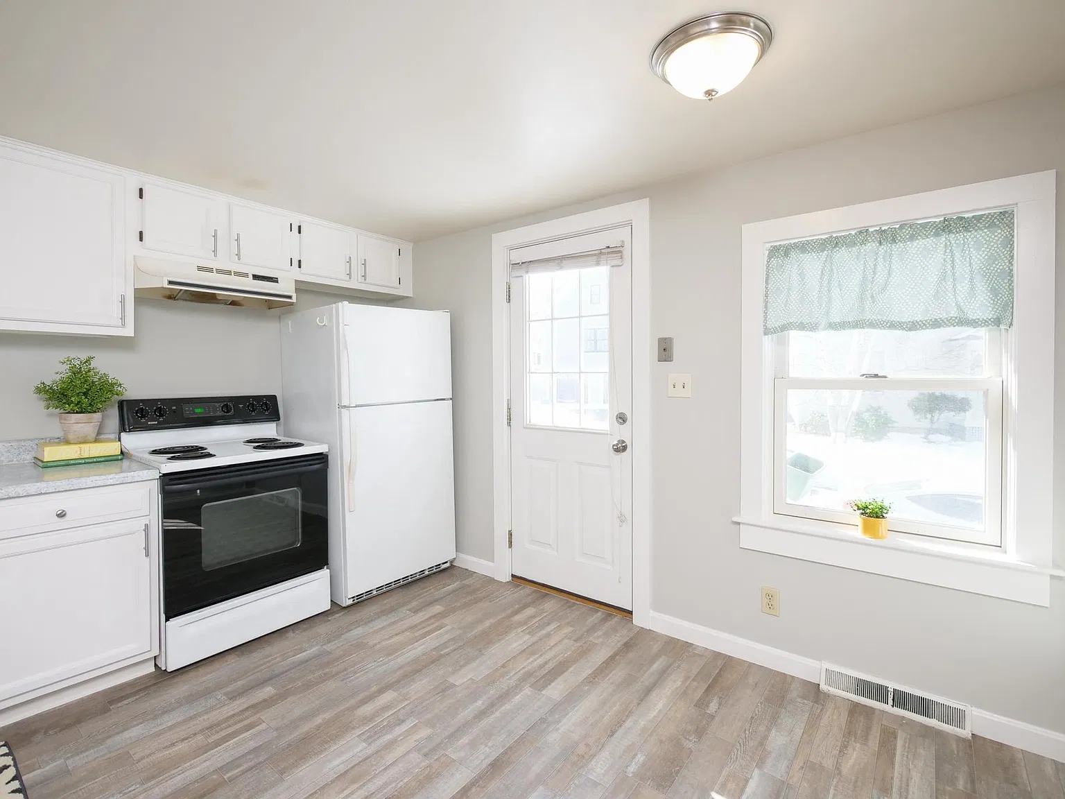 2 bed, 729 sqft, $2,100 — Photo 4