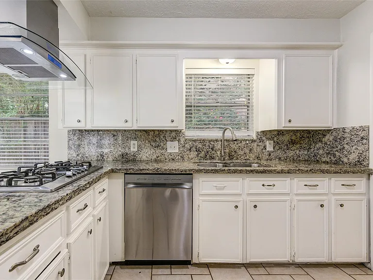 8107 Durklyn Ln — Photo 6