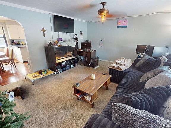 3rd image of 924 Durley St
