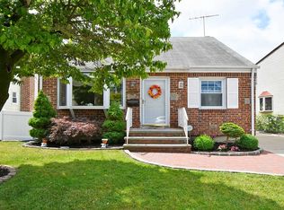99 Raff Ave, Mineola, NY 11501