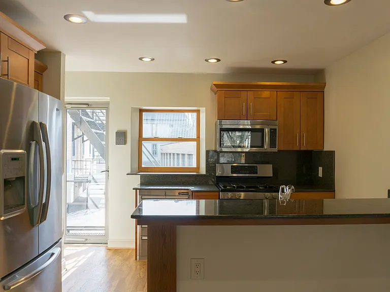 905 Delaware Apartments — Photo 9