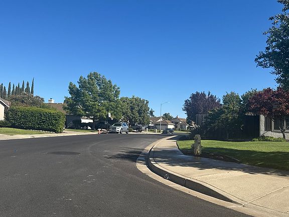 4th image of 210 Acorn Ct