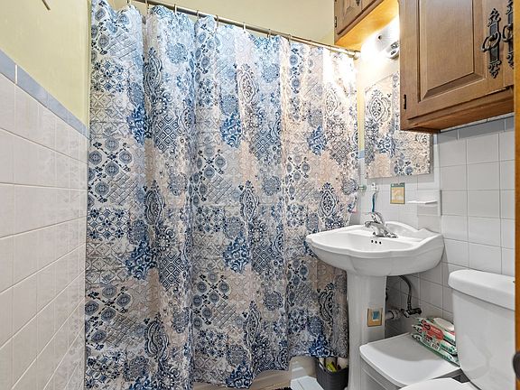 5th image of 517 N William St