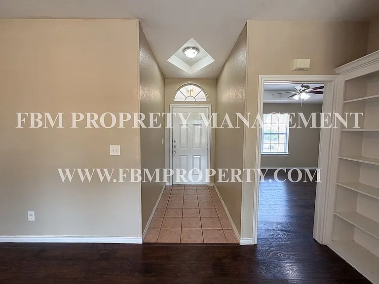 2702 Boyd St — Photo 3