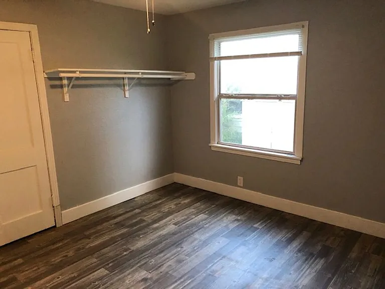 212 W Broadway St — Photo 8