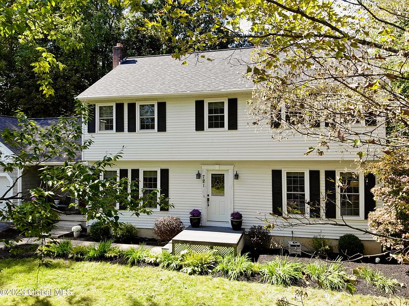 2nd image of 721 Burgoyne Avenue