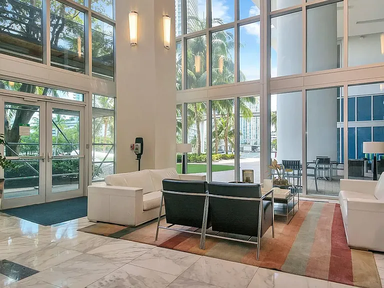 185 SW 7th St #1500 — Photo 21