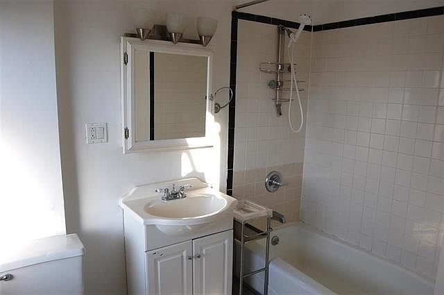 2nd image of 505 Washington St APT 2