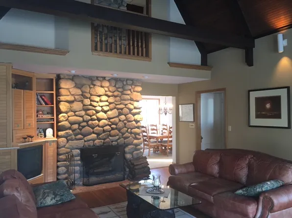 731 Arrowhead Dr, Fontana, WI 53125