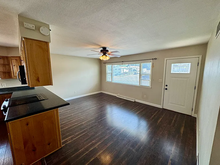 404 Anamosa St — Photo 2
