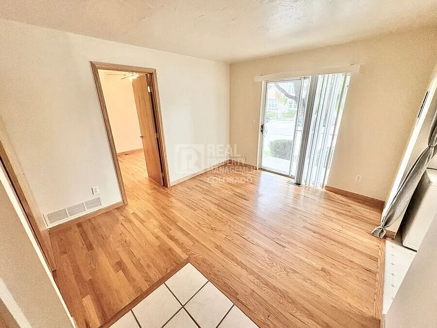 Charming 1-Bedroom Condo with Pool & Reserved Parking in Cherry Creek Racquet Club — Photo 2