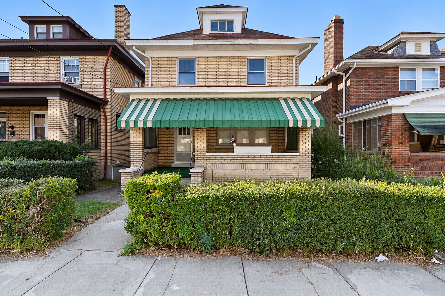 Spacious 5 bedroom home iwth original character and brand new kitchen — Photo 1
