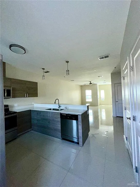 3 bed, 2.5 bath, 1400 sqft, $1,450 — Photo 4