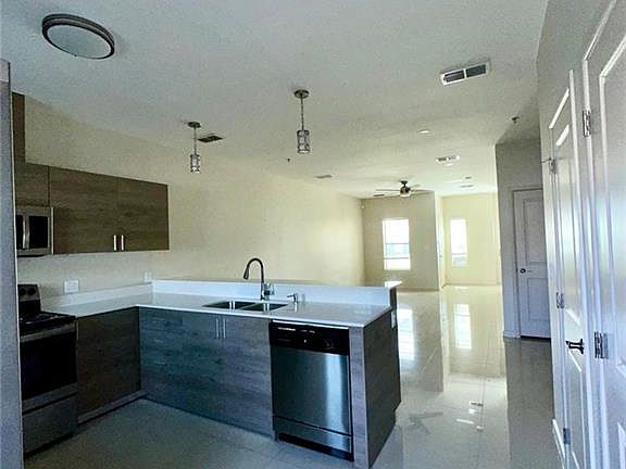 4th image of 410 Newport Ave #2