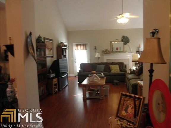 5th image of 250 Surrey Ln