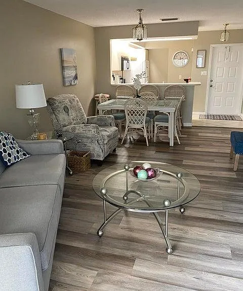 1099 Country Club Dr — Photo 2