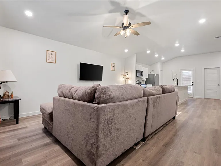 2133 Langford Ave — Photo 3