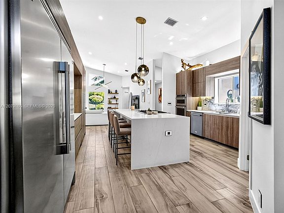 4th image of 719 Crystal Ct
