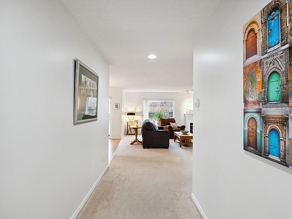 4th image of 2440 Idiens Way