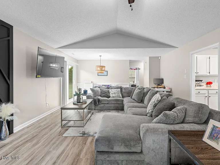 211 Clydesdale Ct — Photo 7