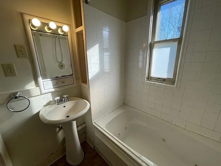 202 S 18th Ave E — Photo 19